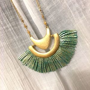 NWT - Boho leather colored fan 🔥 gold chain ❤️